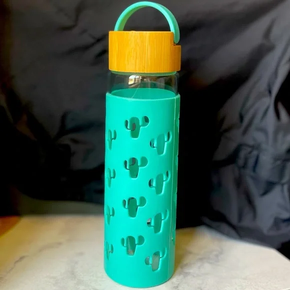 Water bottle - Picture 2 of 4